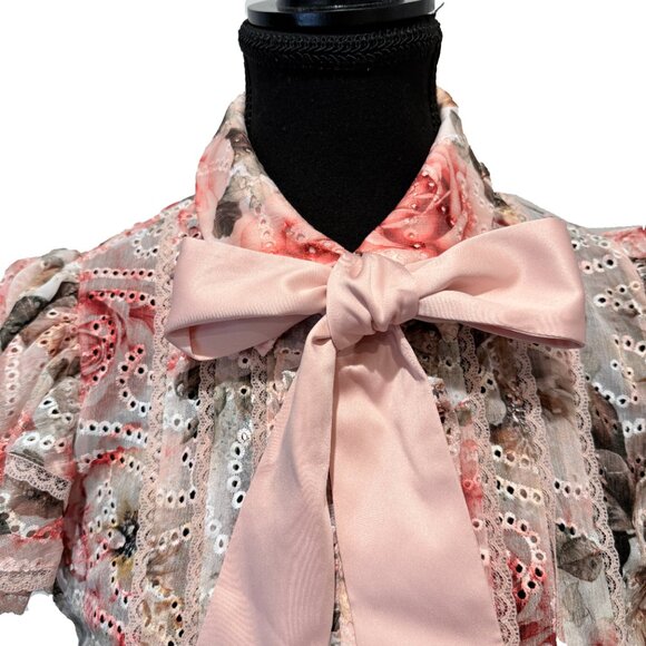 NWT Alice + Olivia “Minda” Floral Eyelet Ruffle-Sleeve Tie-Neck Blouse Size S - Picture 4 of 11